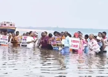 धमतरी में गंगरेल बांध तट पर डुबान प्रभावितों का जल सत्याग्रह, हाईकोर्ट के आदेश की अवहेलना का आरोप; अनिश्चितकालीन आंदोलन का ऐलान