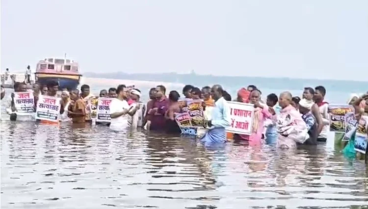 धमतरी में गंगरेल बांध तट पर डुबान प्रभावितों का जल सत्याग्रह, हाईकोर्ट के आदेश की अवहेलना का आरोप; अनिश्चितकालीन आंदोलन का ऐलान