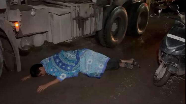 सीतापुर में भीषण सड़क हादसा, ट्रेलर के पहिए के नीचे आने से 70 वर्षीय कारोबारी की मौत; आधे घंटे सड़क पर पड़ा रहा शव