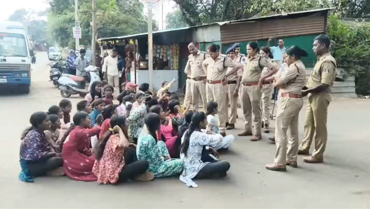 बालोद में पानी की मांग पर आंदोलन कर रहे ग्रामीणों को पुलिस ने उठाया, माता-पिता की रिहाई के लिए 10 किमी पैदल चलकर थाने पहुंचे बच्चे