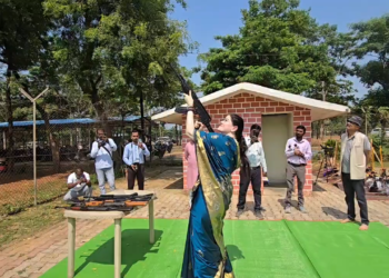 राजनांदगांव पुलिस लाइन में एसपी अंकिता शर्मा ने किया शस्त्र पूजन, हर्ष फायर कर निभाई परंपरा