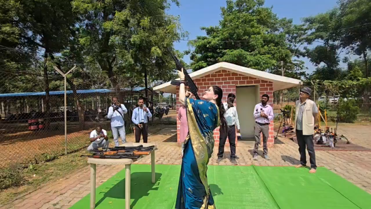 राजनांदगांव पुलिस लाइन में एसपी अंकिता शर्मा ने किया शस्त्र पूजन, हर्ष फायर कर निभाई परंपरा