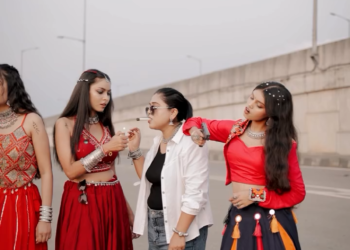 बिलासपुर में गरबा ड्रेस में युवतियों का धूम्रपान और हथियार लहराने का वीडियो वायरल, आयोजन से पहले मचा बवाल; कार्रवाई की उठी मांग