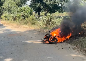 कोरबा में चलती इलेक्ट्रिक स्कूटी में लगी आग, भाई-बहन ने कूदकर बचाई जान; वाहन जलकर खाक