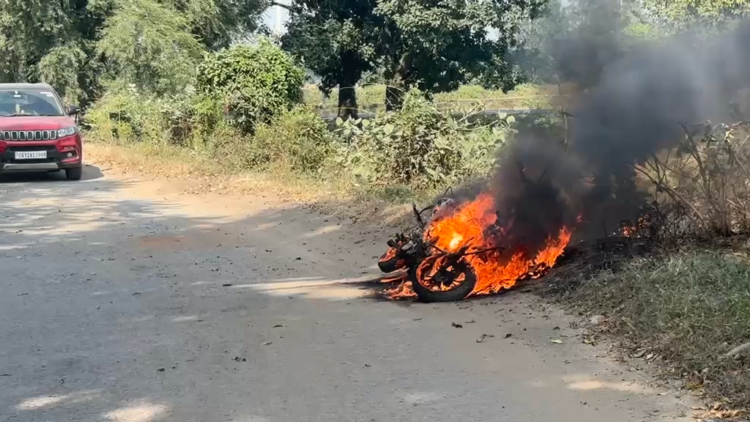 कोरबा में चलती इलेक्ट्रिक स्कूटी में लगी आग, भाई-बहन ने कूदकर बचाई जान; वाहन जलकर खाक