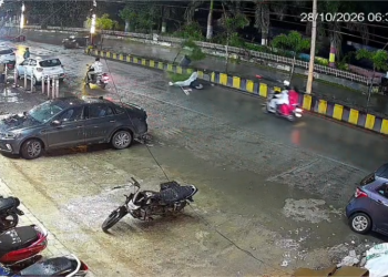 कोरबा में भीषण सड़क हादसा, बाइक सवार हवा में उछलकर डिवाइडर पार कर दूसरी लेन में गिरा; स्कूटी से भी टकराया