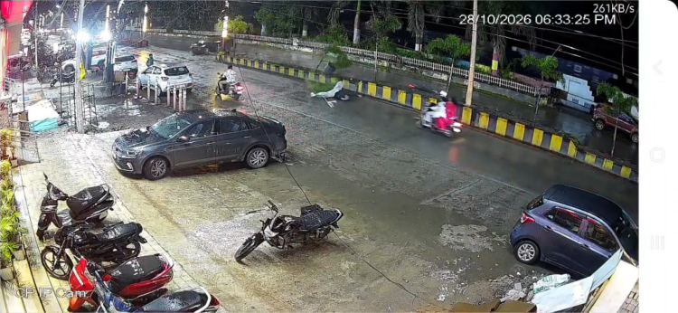 कोरबा में भीषण सड़क हादसा, बाइक सवार हवा में उछलकर डिवाइडर पार कर दूसरी लेन में गिरा; स्कूटी से भी टकराया