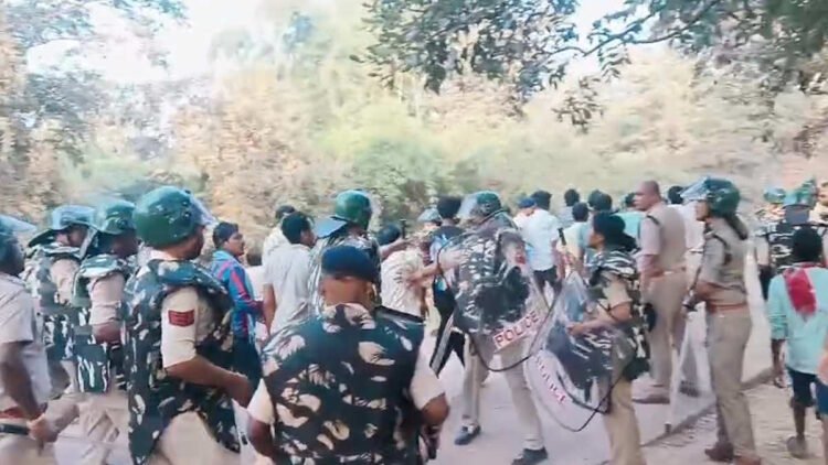 बालोद में पानी की मांग पर आंदोलन कर रहे ग्रामीणों पर पुलिस की कार्रवाई, 130 से ज्यादा पुरुष-महिलाओं को हिरासत में लिया; गांव में आक्रोश